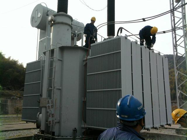 作業(yè)人員安全保護繩系在安全水平保護繩上，確保在變壓器本體上移動始終不會失去保護。